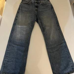 Säljer mina supersnygga Gant jeans! Jeansen har en rak och lite större passform med en fräsch mellanljusblå färg. Storleken är 170 eller (15-16 år) men skulle säga att den passar de flesta i small runt 170-175 cm. Byxorna är knappt använda. Nypris 1100kr.