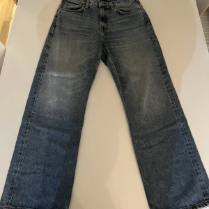 Gant jeans - Säljer mina supersnygga Gant jeans! Jeansen har en rak och lite större passform med en fräsch mellanljusblå färg. Storleken är 170 eller (15-16 år) men skulle säga att den passar de flesta i small runt 170-175 cm. Byxorna är knappt använda. Nypris 1100kr.