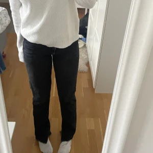 Jeans - Säljer dessa fina svarta jeansen från Gina. Säljer dem då de tyvärr inte kommer till användning längre. Jag är 166cm och om ni har frågor är de bara och skriva.💕