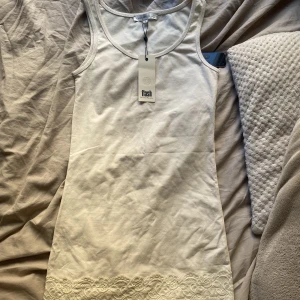 Klänning - Söt beige klänning med spets längst ner. Helt ny , aldrig använd med lapp kvar. Köparen står för frakt annars kan jag mötas i centrala Göteborg. Köpt på flash  
