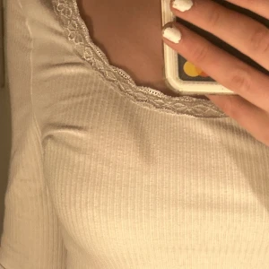 Superfin tröja med spets🩵 - Fint skick, kanske något nopprig💖 Ingen aning om nypris tyvärr🫶🏻