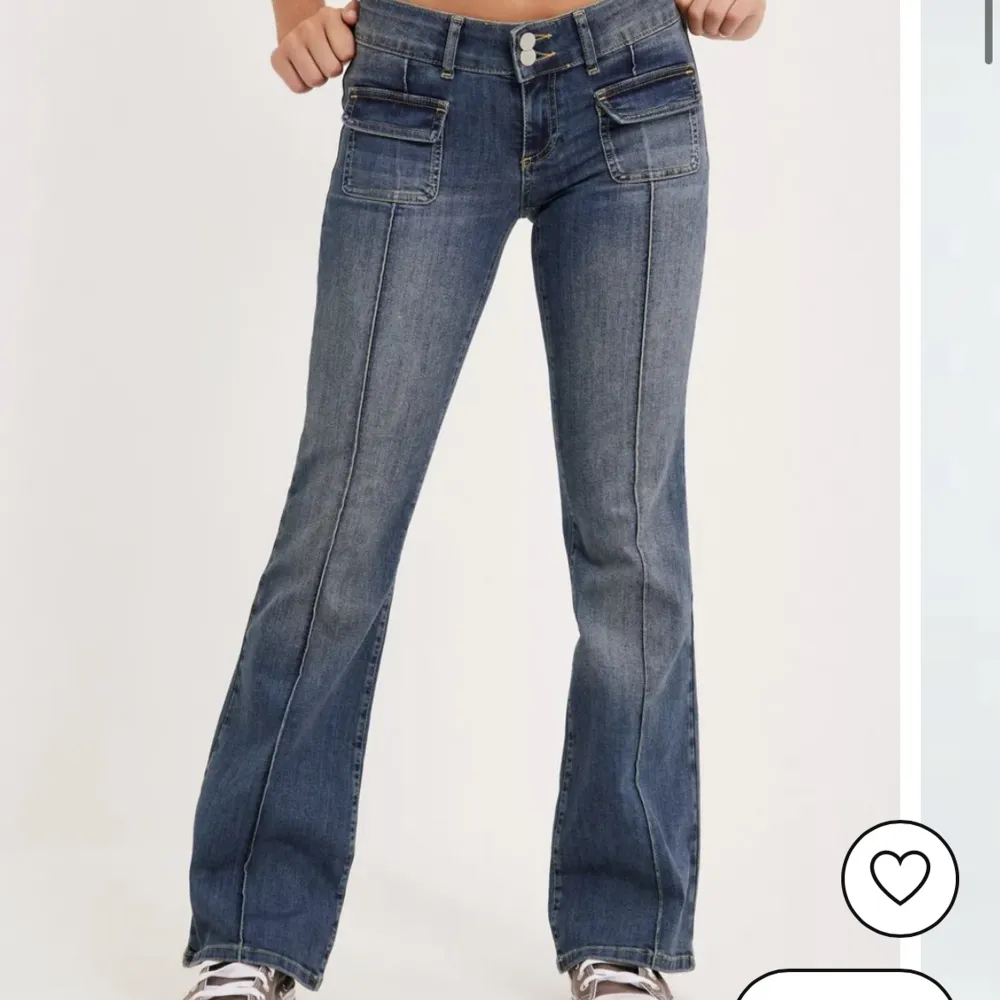 säljer nu mina älskade jeans ifrån nelly som är super populära och för tillfället slutsålda. köptes förra vintern och är använda men ser helt nya ut o har inga defekter. säljer då dem inte längre kommer till användning. Storlek 32 och nypris är 700kr. Jeans & Byxor.
