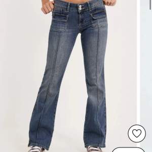 säljer nu mina älskade jeans ifrån nelly som är super populära och för tillfället slutsålda. köptes förra vintern och är använda men ser helt nya ut o har inga defekter. säljer då dem inte längre kommer till användning. Storlek 32 och nypris är 700kr