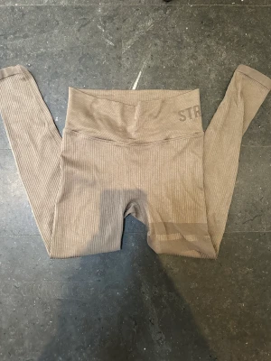 Stronger tights s 👏🏼 - Så fina, knappt använda! Säljs då jag har så många par! Passar en s/m skulle jag säga! 🫶🏽