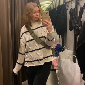 stickad tröja  - randig stickad tröja från zara, supermysig! märks inte att den är använd . lite stor i storlek 