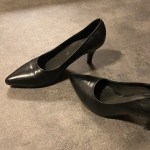 Vagabond pumps - Klassisk pumps med ca 7 cm hög klack, svart skinn. Använda väldigt lite.