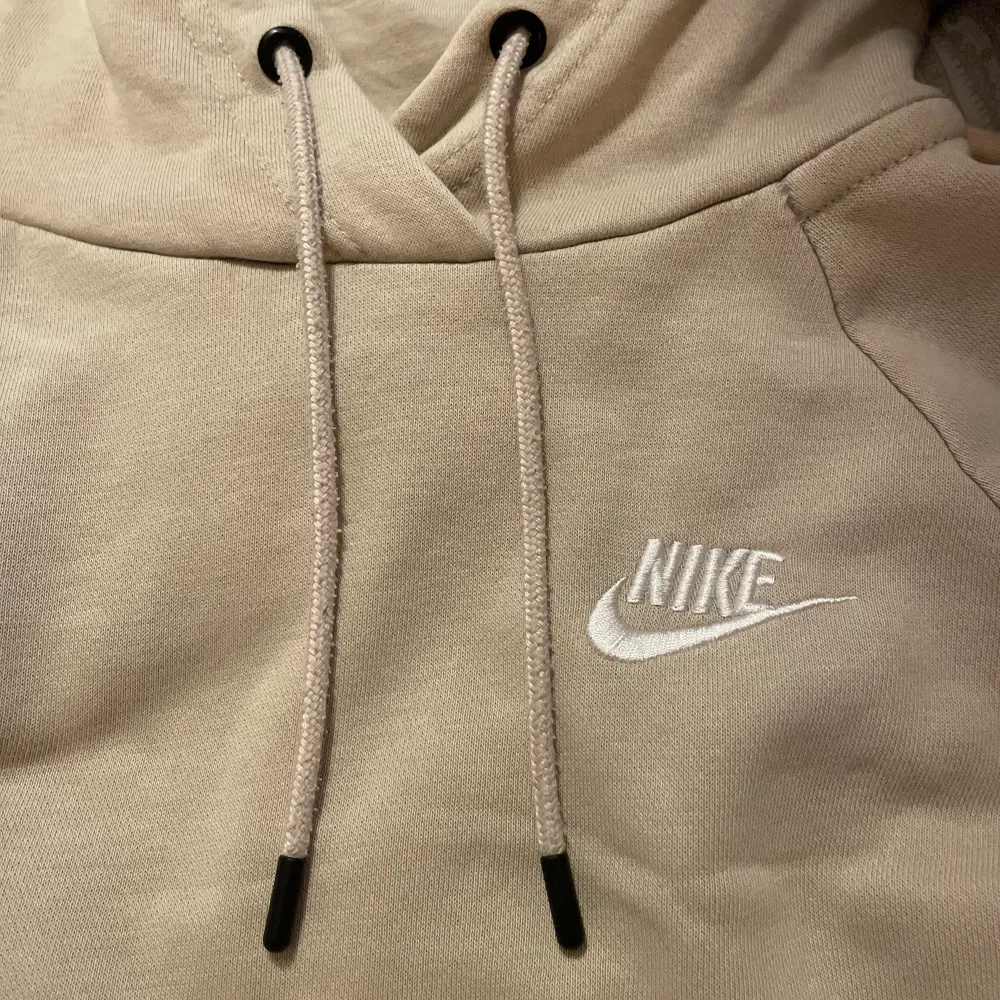 En biege hoodie från Nike. Används ej.. Hoodies.