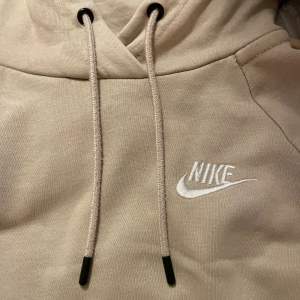 En biege hoodie från Nike. Används ej.