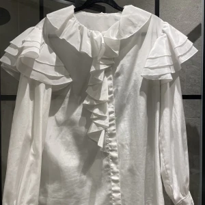 Volang blus  - Vit vintage volang blus. Står ingen storlek misstänker att de kanske är en 40-42