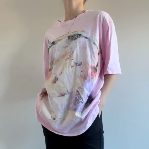 Rosa t-shirt med tryck - LÄS BIO!!! Oversized t-shirt med tryck från Adika. Köpt för ca 2 år sen, knappt använd så fint skick. Strl xs men passar större beroende på önskad passform. Tveka inte att skriva vid frågor eller för fler bilder! <3