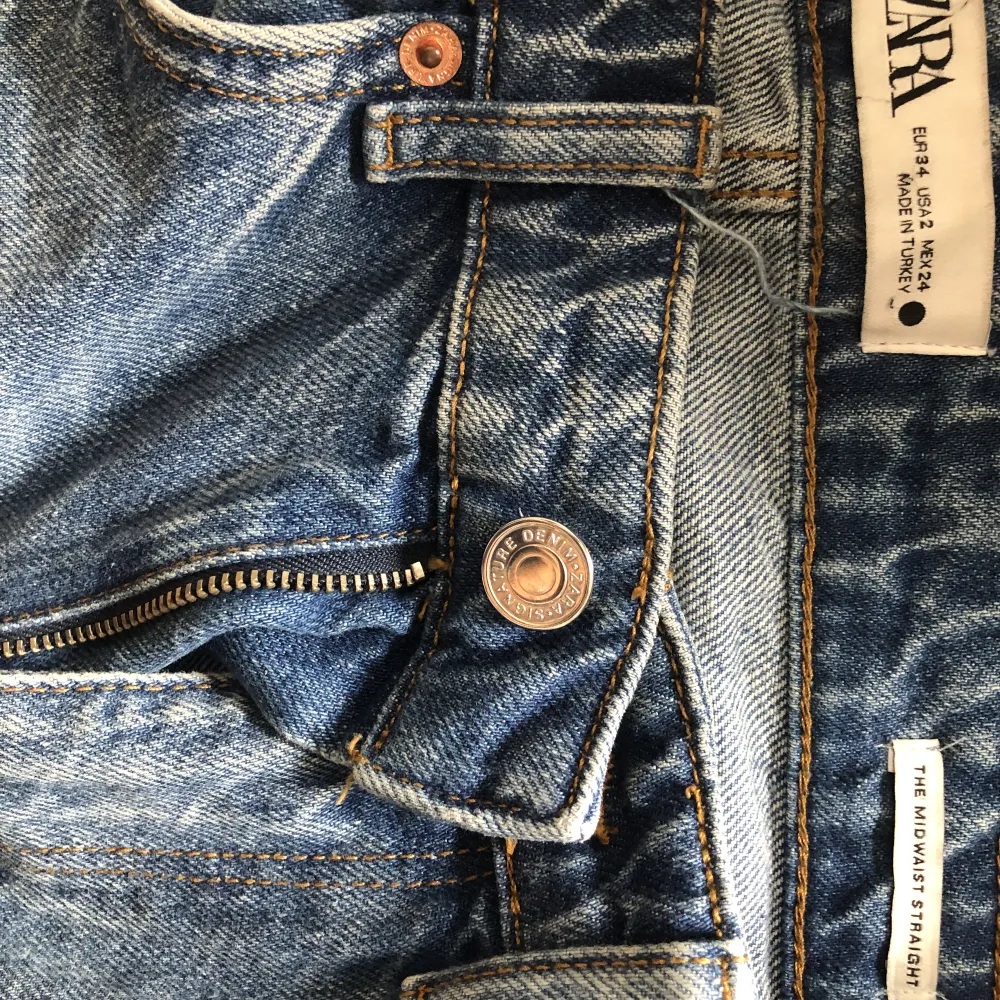 Säljer mina midwaist zara jeans då dom inte kommer till användning💗kom privat för fler bilder och detaljer 💘 köparen står för frakten och priset går att diskutera💋. Jeans & Byxor.