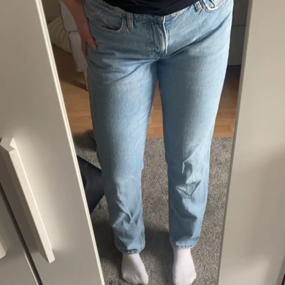 Ljusblåa jeans från H&M. Dessa är lite low waist men otroligt sköna och fina. Säljer för att de inte kommer till användning.  Byxorna är i storlek 40, men jag upplever att H&Ms storlekar är små, skulle jag uppskatta att dessa är i strl M i ”vanliga” strl🥰. Jeans & Byxor.