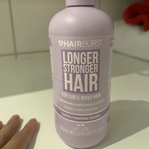 Schampo curly  - Säljer detta schampot finns ganska mycket kvar använt bara några få gånger❤️säljer pågrund av att den passade inte min mammas hår och istället för att slänga så kan någon annan ta den så säljer för ganska billigt pris🌸köpt för ungefär 200 kr