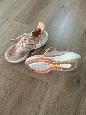 Adidas boost - Adidas boost skor, inköpta i våras. Säljer då dom är lite för små. Passar som vardagsskor eller löparskor