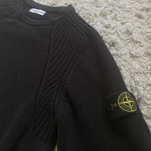 Stone Island - Säljer min Stone Island tröja eftersom det är för stor för mig. Tröjan är i väldigt fint skick. Skriv till mig ifall du undrar över något!