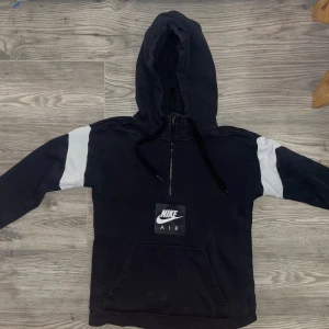 Nike hoodie -  Säljes då den inte används. I super gott skick och har knappt använts av mig. Storlek S och är tts. Pm för fler frågor!