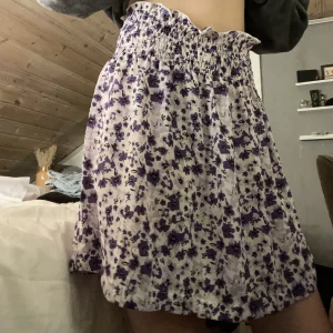 Lila kjol - Blommig kjol, storlek S, nyskick 