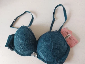 NWT Hunkemöller Bh 75B trosor S - Ny med lapp kvar Nypris 309 kr Modell Perfect Plunge The heartbreaker Push-up / mycket fyllning