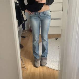 Säljer dessa nya jeans från esprit! Innerbensmått 82 cm, midjemått 39 cm! Jag är 172 cm för referens💕