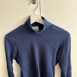 Halvpolotröja - Trekvarts halvpolotröja som inte längre kommer till användning då den är för stor för mig. Det står ingen storlek på den då jag skulle gissa på att den är vintage men jag skulle nog säga att det är en M.