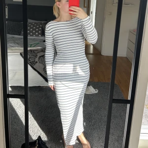 Randig klänning - Randig långklänning med slits, ränderna är åt de blå hållet! Använd vid 2 tillfällen så den är i fint skick. Den är stretchiga så skulle vilja påstå att den passar en st M även fast det är S!! Jag är 1,66 cm och tycker att den är perfekt i längden