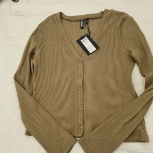 Topp - Topp med knappar, tillhörande kjol finns till att köpa