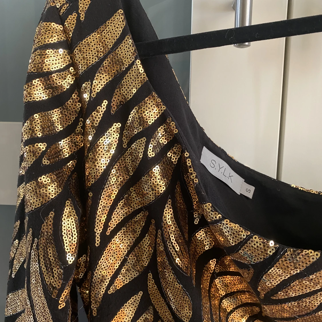 Paljettklänning guld/svart - 90