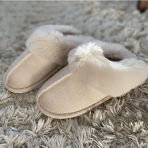 Inneskor - Säljer dessa superfina, helt oanvända morgontofflor då de är för små för mig. Stl 38 men är för små för mig som är stl 38. Köparen står för frakt🤍