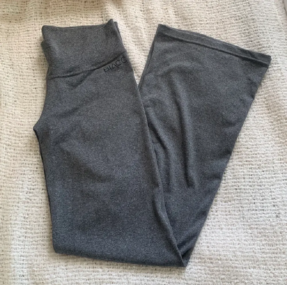 Yogapants från blacc i mycket bra skick 💕stl S och innerbenslängd 78cm (jag är 156cm lång). Jeans & Byxor.