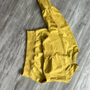 Tröja - Tröja från Levi’s använd bara en gång. Normal i storlek och är i mycket bra skick, med fin senapsgul färg. 