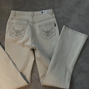 Bootcut jeans - Bootcut jeans högmidjade/mid wiast. Storlek S. Helt nytt skick. Från märket i.Quing. De är vintage!! Nytt Pris: 999 kr Skriv för fler bilder!!