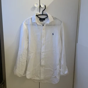 Ralph lauren skjorta - Säljer en linneskjorta från Ralph lauren i storlek s! Super fint skick! Hör av er för fler bilder eller andra funderingar. OBS! Vid köp av fler skjortor från min sida kostar det 300kr/st