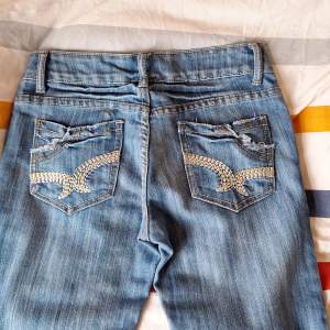 Tvärsnygga jeans från longeboa köpta på second hand. Passar dam och sitter som en S. Skinny. Skriv för mer :)