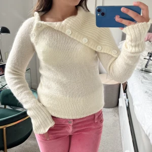 Tröja!  - Så snygg stickad tröja! Den är uppvikt på bilden men det funkar så bra att ha den så!