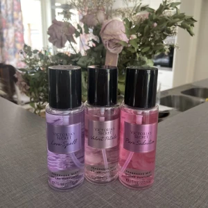 victoria secret parfymer - Säljer tre st victoria secret parfymer/body mists! den i mitten är använd, fast väldigt lite som ni ser, men nästan full som de andra två. Säljer då de kom i ett set men använder endast en av de:) köp en för 100 eller alla tre för 220