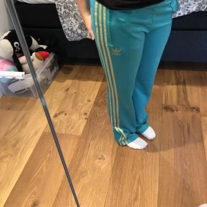 Adidasbyxor  - Säljer mina jätte sköna Adidasbyxor för 250kr! Dom är lite slitna där nere men inget man tänker på. De passar mig som har storlek S-M (jag är 160) ❤️❤️