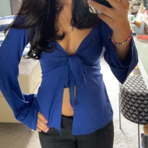 Designbysi blus  - Säljer mina blåa designbysi blus som jag använt Max 4 gånger! Säljer då den inte är min stil!❤️