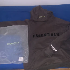 Essentials hoodie - Säljer min essentials hoodie då jag har vuxit ur den och den kommer ej till användning längre. Storleken är S men passar även M. Priset kan diskuteras vid snabb affär. Kan mötas upp men även frakta tröjan om det behövs.