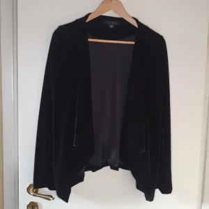 Cardigan - Ganska tjock cardigan i velour tyg.  (Säljer även på andra appar)