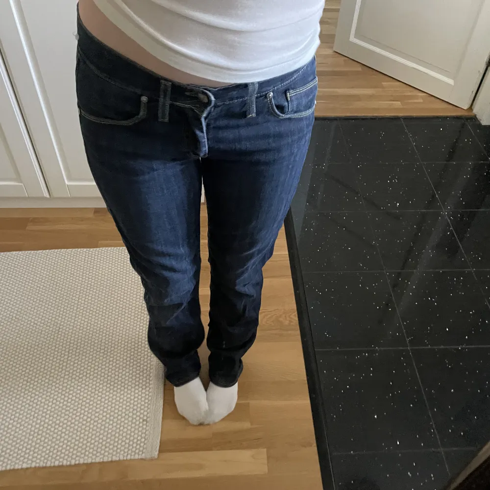 Snygga lågmidjade mörkblå Jeans från monki 🤍 bootcut 🤍. Jeans & Byxor.