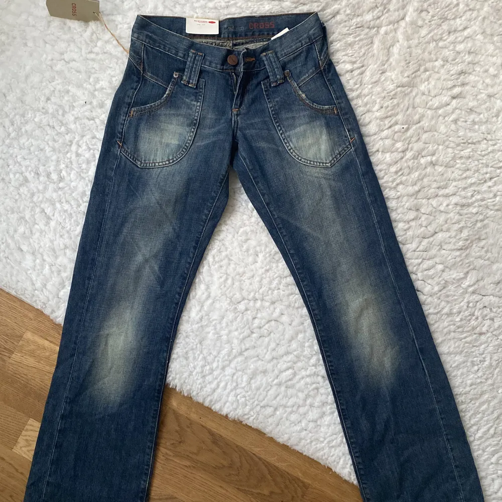 Jätte coola lågmidjade baggy jeans från Cross! Helt oanvända och i nyskick ❤️ Midja tvärs över: 34 cm Innerbenslängd: 80cm   . Jeans & Byxor.