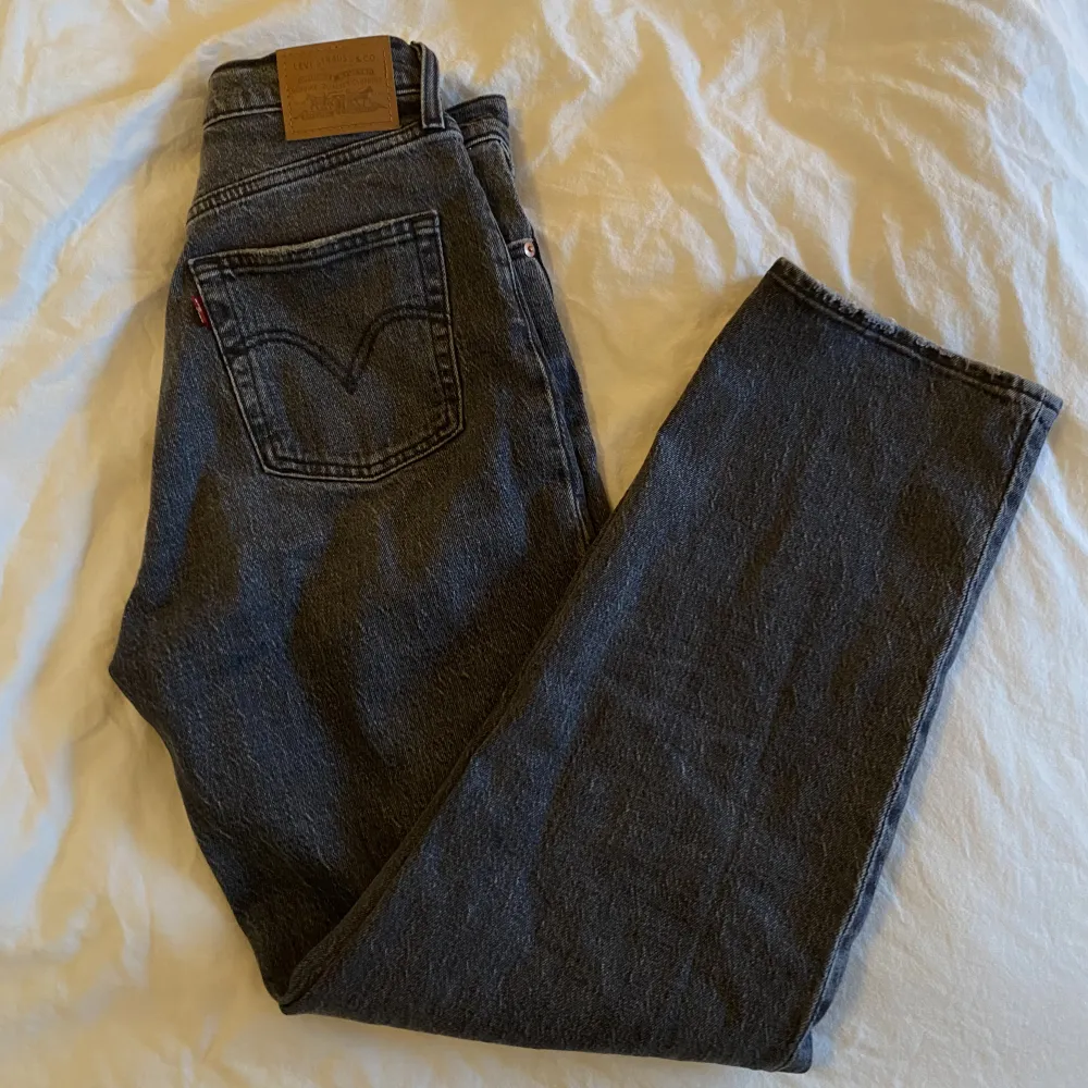 Levis jeans som jag nu säljer för dem blivit förstora, andvänd fåtal gånger. W26 L29 jag är 1,66cm💓💓. Jeans & Byxor.