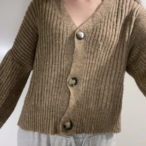 Kofta - Mysig brun kofta från chiquelle. Perfekt nu till hösten. Är i storlek XS/S. Säljer för 70kr 💕🍂🍃