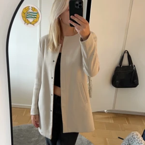 Höstkappa - Din beige Only kappa, använd en gång! Säljer pågrund av det! Hör av dig för fler frågor eller bilder❤️