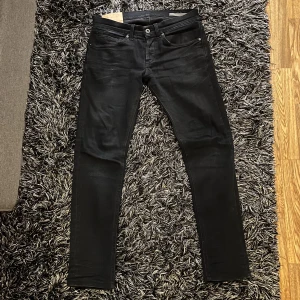 Dondup jeans stl 31 (George) - Säljer nu dessa sjukt snygga Dondup jeans i stl 31 | Skick 8/10 | Nypris 3000 kr | Mitt pris 750 kr | Hör av er vid minsta lilla fundering!🤝