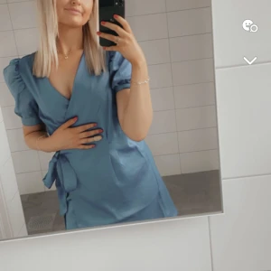 Sidenklänning NA-KD  - Mörkblå kort sidenklänning från NA-KD. (Ljuset i spegelbilden gör att färgen blå klänningen ser annorlunda ut, därav modellbilden från NA-KDs egna hemsida)