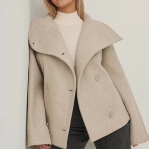 NA-KD kappa - Säljer den populära NA-KD kappan om  är perfekt nu till hösten. Den är helt oanvänd och prislappen är kvar!💞Pris kan diskuteras 