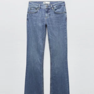 zara jeans - lågmidjade jeans från zara säljer för att jag inte använder dem, dem är knappt använda och har inga hål eller fläckar❤️skriv för fler bilder eller frågpr