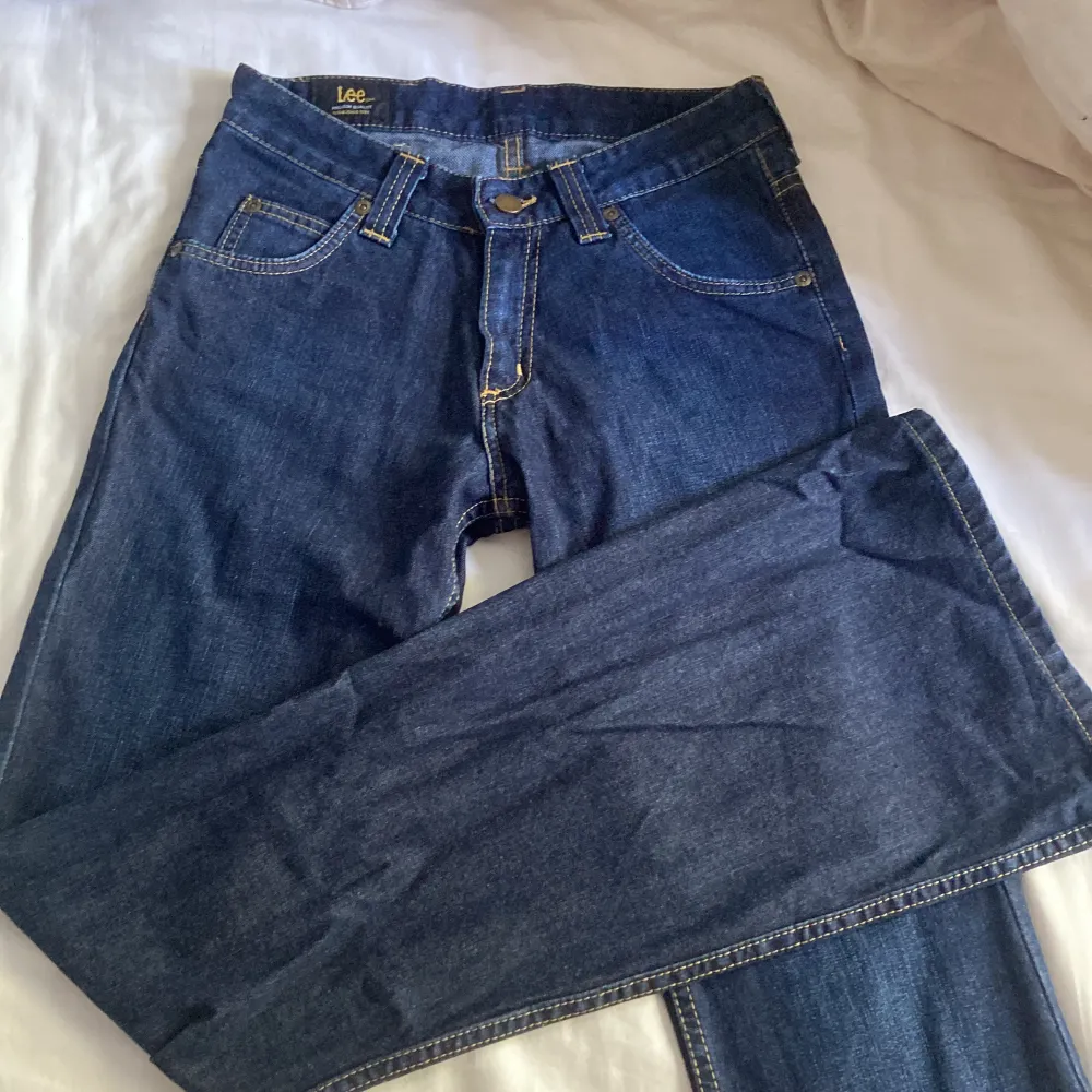 Snygga midwaist bootcut jeans som sitter snyggt och knappt använda, plagget passar mig i längd men har blivit försmå i midjan/lår och jag är 172cm och brukar ha S/M, kom med förslag på pris. Jeans & Byxor.