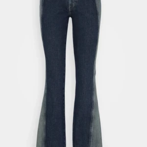 intressekoll till mina nya weekday jeans - intressekoll på mina jeans helt sprillans nya, säljer då jag inte gillar hur dom satt på mig kan byta eller sälja❤️‍🔥tryck inte på köp nu
